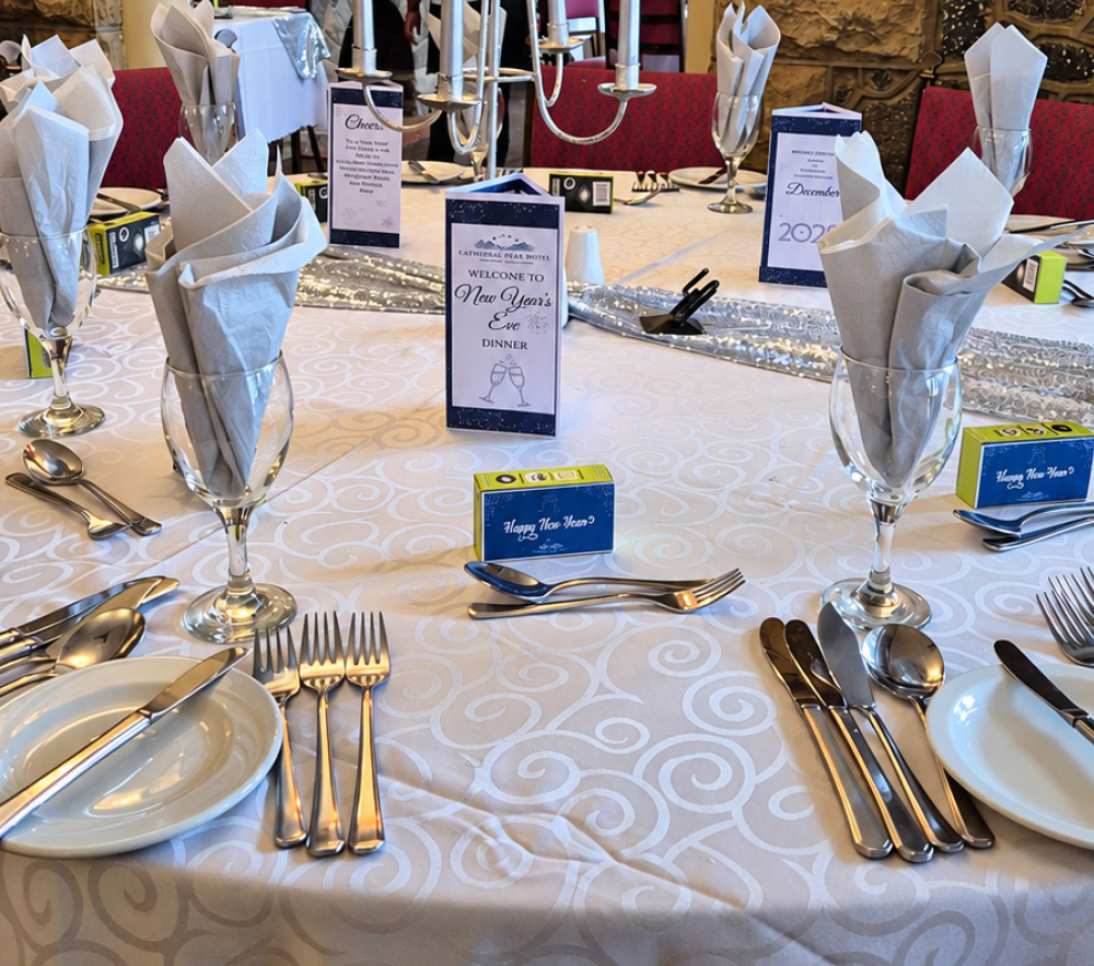 Set dinner table